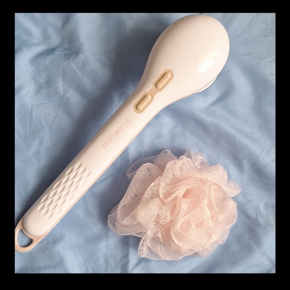 Flawless Finishing Touch Spa Body Brush and DR Teal's Foaming Bath - Picture 6 of 10